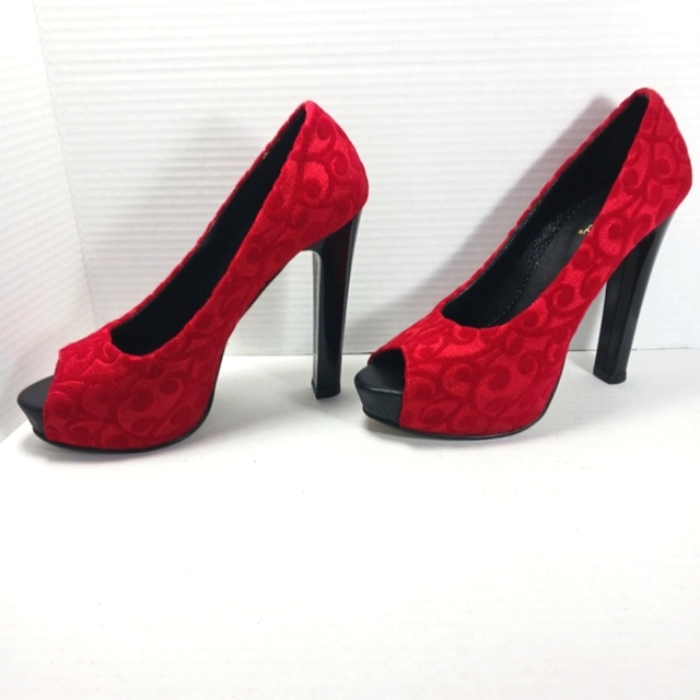 ZEYZANI Red Raised Velvet Tapestry Platform Peep-Toe Black Patent Heels Like New